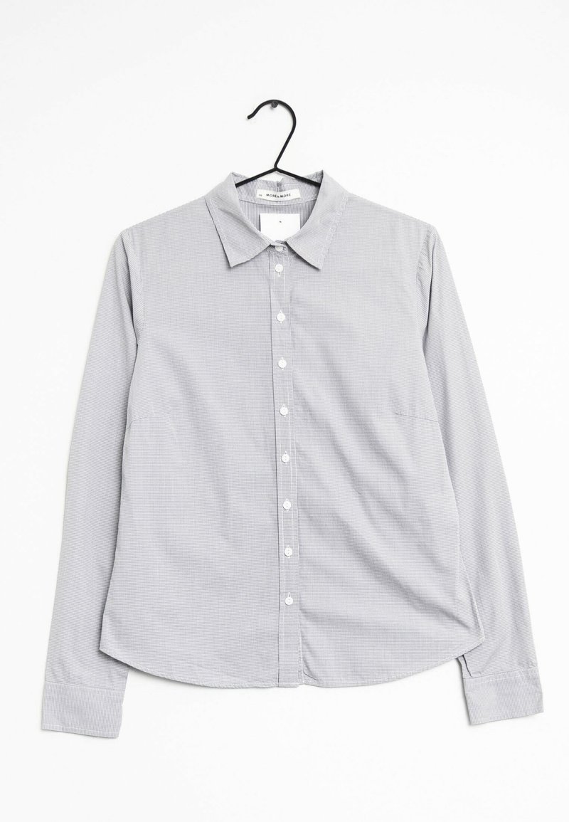 Chemise à rayures grises et blanches avec un col, des manches longues et une poche poitrine. Fabriquée dans un tissu léger et texturé.