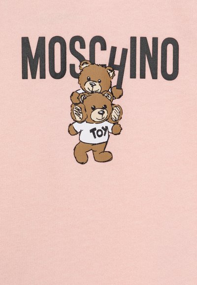 Rosa bomullstopp med et grafisk motiv av to tegneserie-bjørner. Toppen har teksten "MOSCHINO" i fet, svart skrift over bjørnene.
