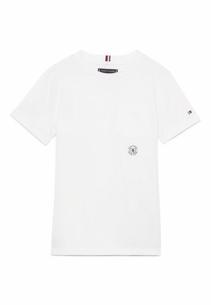Wit T-shirt met korte mouwen en ronde hals, met een klein borstzakje en een subtiel Tommy Hilfiger-logo op borst en mouw.