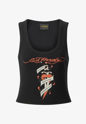 Schwarzes ärmelloses Tanktop mit rundem Halsausschnitt, das in der Mitte ein Grafikmotiv von einem Herz und einem Dolch zeigt, akzentuiert mit roten und cremfarbenen Details.