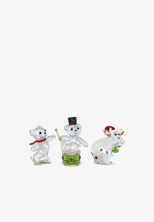 Figuritas de cristal de dos osos y un reno, con facetas claras, un tambor verde con estrellas y detalles en rojo y dorado.