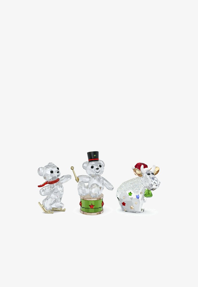 Kryštáľové figúrky dvoch medveďov a soba, so zreteľnými facetami, zeleným bubnom s hviezdami a podrobnými akcentmi v červenej a zlatej farbe.