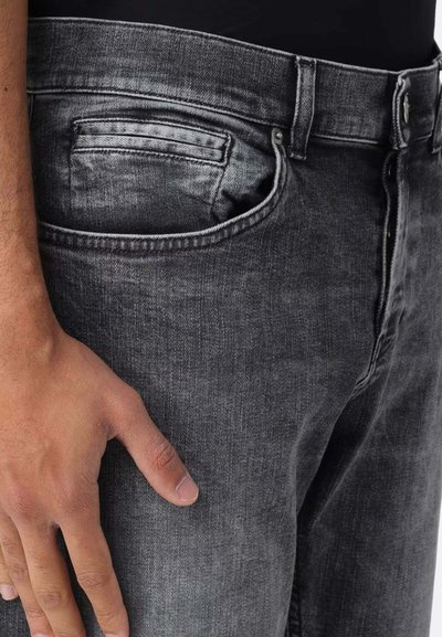 Jeans in denim grigio con un classico design a cinque tasche e un leggero sbiadimento. Tessuto morbido con una vita robusta e minuteria in metallo.