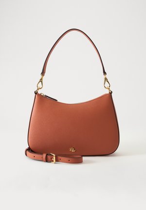 Sac à bandoulière en cuir marron avec des ferrures dorées, une bandoulière amovible et un petit logo RL doré sur le devant, sur fond blanc uni.