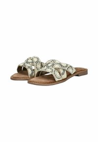 Perlenbesetzte Sandalen mit überkreuzten Riemen in Creme und Silber, ausgestattet mit einer weichen Wildleder-Fußbett und einer niedrigen, flachen Sohle.