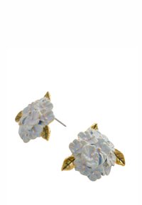 Pendientes de studs florales hechos de cerámica azul clara con detalles en oro y hojas, presentando un diseño de flor detallado y postes de metal.