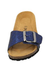 Niebieskie klapki z wzorem w kształcie szerokiego paska, metalową klamrą i korkową wkładką. Teksturowana powierzchnia i wytrzymała gumowa podeszwa.