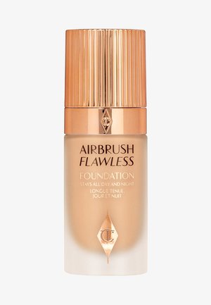 Foundation-Flasche mit goldener Rillen-Kappe, durchsichtiger Oberfläche und roségoldenen Akzenten. Der Text in Gold lautet "Airbrush Flawless Foundation."
