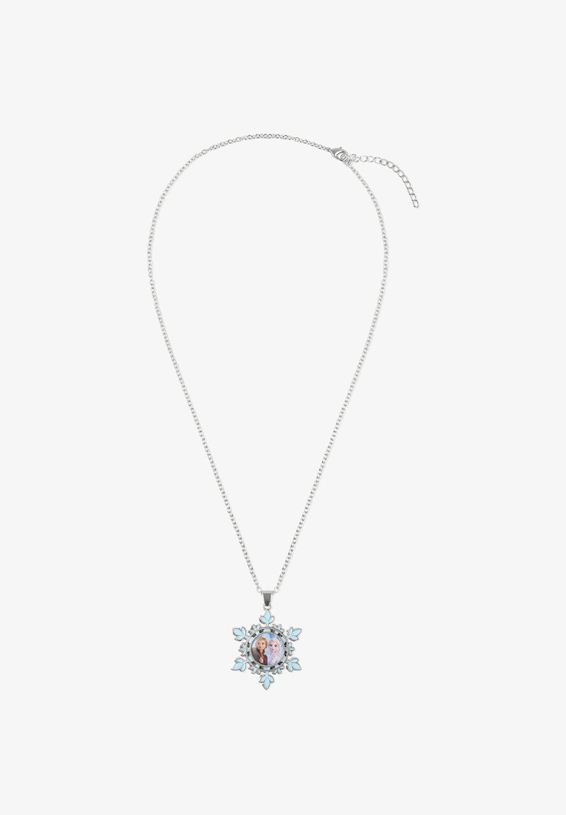 Collana in argento con pendente a forma di fiocco di neve con accenti blu e un'immagine circolare di due personaggi al centro.