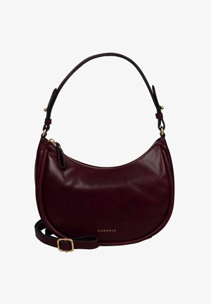 Bolso de mano en forma de media luna de cuero burdeos oscuro con correa ajustable y cremallera dorada, que presenta un pequeño logo dorado de "BURKELY" en la parte delantera.