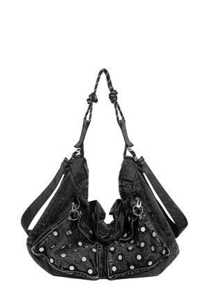 Bolso de hombro negro texturizado con tachuelas plateadas, dos bolsillos frontales con cremallera, correa ajustable y detalles de asa de cuerda anudada.