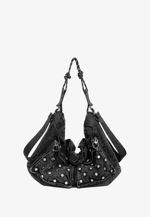 Bolso de hombro negro texturizado con tachuelas plateadas, dos bolsillos frontales con cremallera, correa ajustable y detalles de asa de cuerda anudada.