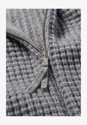 Grau gestrickte Strickjacke mit einem strukturierten Muster, metallischen Reißverschluss und Stofflasche. Das Material wirkt weich und gemütlich.