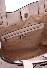 Borsa tote beige con esterno testurizzato, interno con fodera a motivo logo, tasca con cerniera e accenti in metallo.
