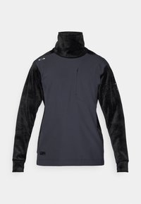 Bluza cu guler înalt, cu un corp ajustat din fleece negru și mâneci texturate negre. Include o buzunar cu fermoar în față.