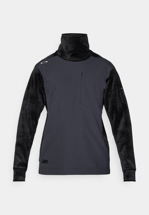 Bluza cu guler înalt, cu un corp ajustat din fleece negru și mâneci texturate negre. Include o buzunar cu fermoar în față.