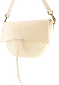 Beige læder skuldertaske med en rund form, flaplukning og et dekorativt hvidt bånd. Har guldfarvet hardware og præget logo.