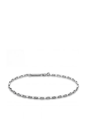 Hopea suorakaiteen muotoinen ketjukaulakoru, jossa pieni kaiverrettu nimikilpi ja lokinkynnen suljin, valkoisella taustalla.