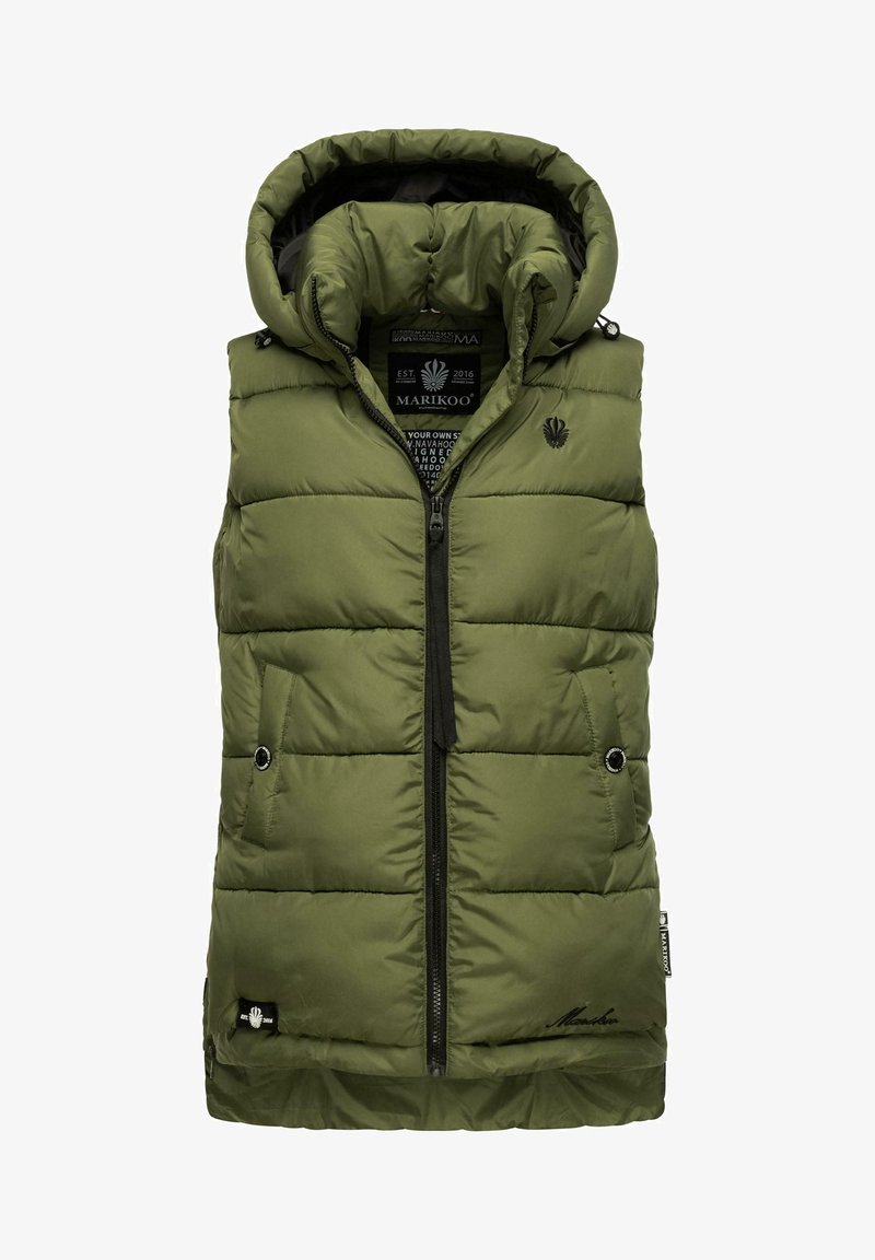 Zielona oliwkowa kamizelka z ociepleniem, z zapięciem na zamek, wysokim kołnierzem i kapturem. Posiada dwie boczne kieszenie, czarne akcenty oraz logo marki z przodu.