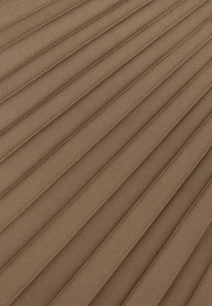Plisēts audums mīkstā brūnā tonī ar vertikālām ribām un maigu tekstūru, radot smalku, daudzslāņu izskatu.