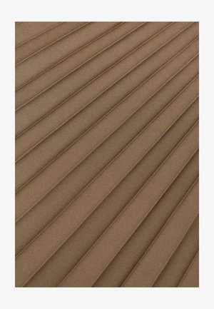 Volangidega kangas tuhmunud pruunis toonis, millel on vertikaalsed sooned ja pehme tekstuur, luues peene, kihilise välimuse.