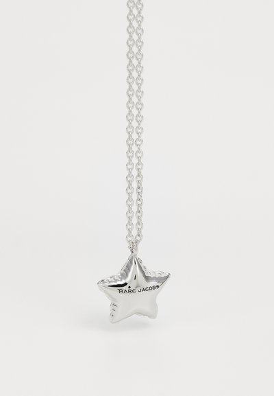 Sølv stjerneformet vedhængs halskæde med teksturerede kanter og 'MARC JACOBS' indgravering på den ene side, fastgjort til en kædelink halskæde.