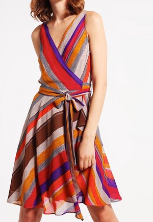 Robe portefeuille sans manches à rayures diagonales multicolores en rouge, orange, violet, marron et gris, nouée à la taille avec une ceinture en tissu.