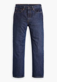Jean en denim bleu foncé à jambe droite avec bouton et fermeture éclair à l'avant, cinq poches et surpiqûres orange visibles sur fond blanc.