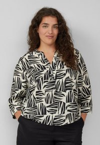 Zwart-wit gestreepte lange mouwen shirt met een knoopsluiting halslijn, met een abstract bladontwerp en een relaxte pasvorm.