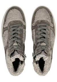 Šedé semišové kotníkové tenisky s měkkým, chlupatým vnitřkem, texturovanými látkovými panely a šedými tkaničkami. Boční zip pro snadné obutí.