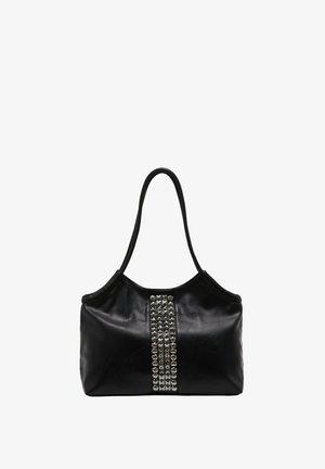 Sac à main en cuir noir avec une forme décontractée, doté d'un panneau central clouté et de deux longues poignées pour un transport facile.