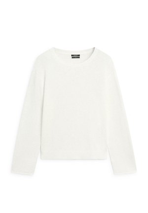 Witte trui met lange mouwen en ronde hals, met geribde boorden en zoom, plat uitgestald op een witte achtergrond.