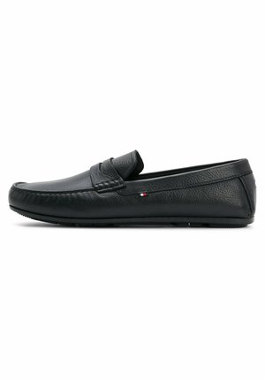Sort læder slip-on loafer med struktureret overflade, moc toe syninger og en lille detalje med rød, hvid og blå flag på siden.