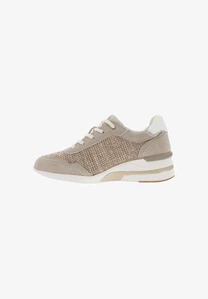 Beige og hvid sneaker med sider af mesh-stof, ruskindsoverlejringer, snørelukning og en polstret sål.