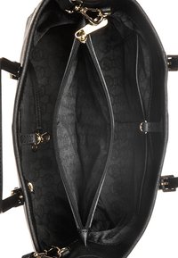 Interno di una borsa in pelle nera con texture liscia, dotato di accessori dorati, due tasche con zip e una fodera con motivo in rilievo.