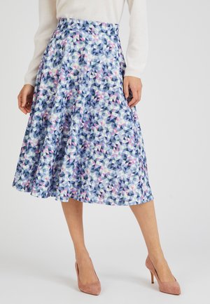 Jupe midi évasée avec un imprimé géométrique coloré de bleu, rose et blanc, fabriquée en tissu lisse, présentant une taille ajustée et un design plissé.
