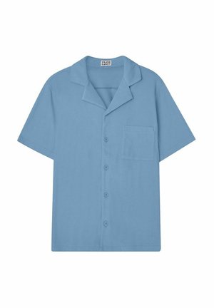 Chemise à manches courtes bleu clair avec un col pointu, une poche poitrine simple et une texture lisse.