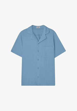 Lys blå kortærmet skjorte med knapper, spids krave, enkel brystlomme og en glat tekstur.