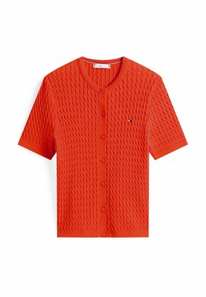 Cardigan rosso lavorato a maglia con un motivo a diamante testurizzato, maniche corte, scollo rotondo e chiusura con bottoni sul davanti.