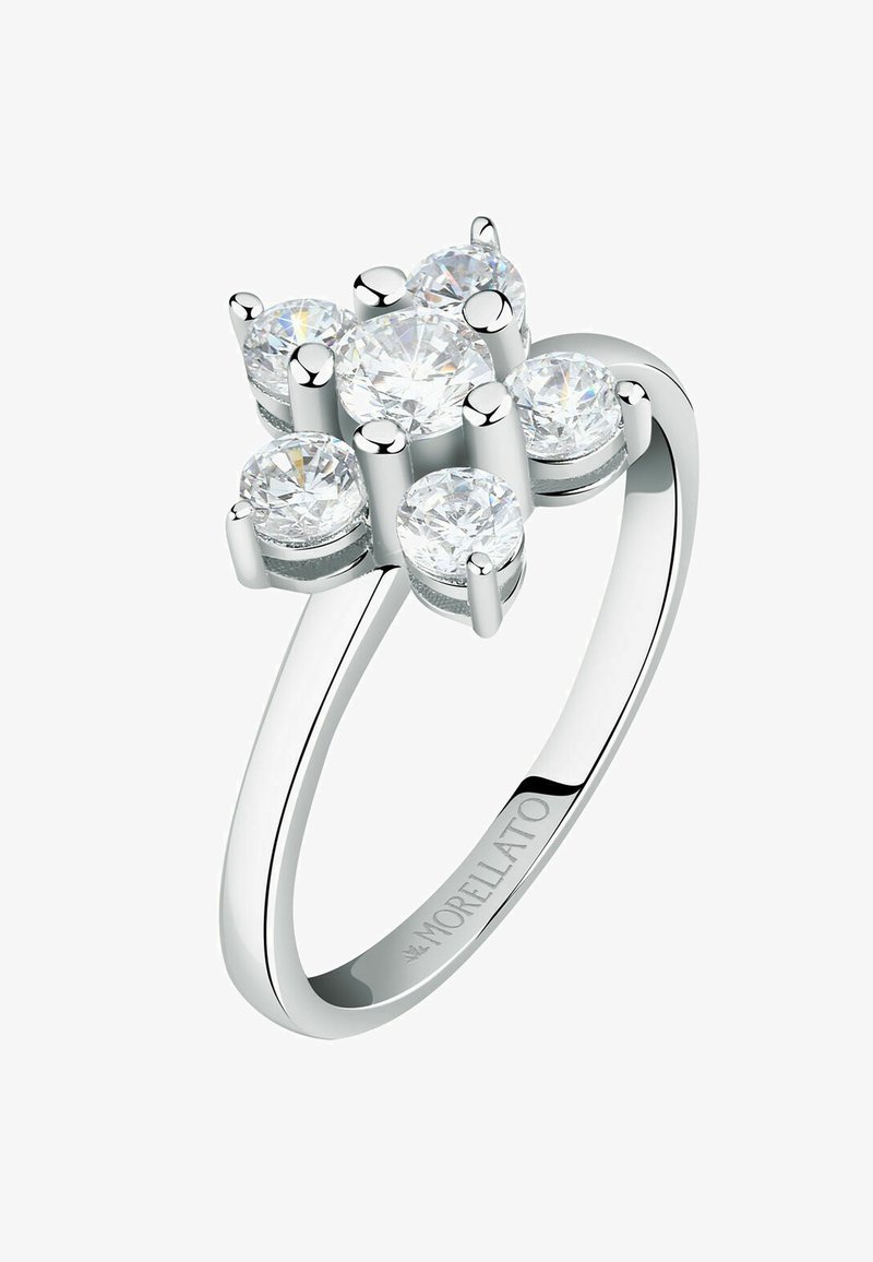 Anello in argento con cinque pietre trasparenti tagliate a rotondo disposte in un'impostazione a grappolo. La fascia liscia presenta una finitura lucida e un logo inciso.