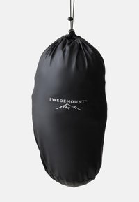 Svart, rund reseväska i vattentåligt material. Har en dragsko-stängning och texten "SWEDEMOUNT" tillsammans med en berggrafik.