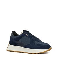 Sneaker navy con materiali in suede e mesh, accenti neri eleganti a contrasto e una suola in gomma con una superficie testurizzata per una maggiore aderenza.