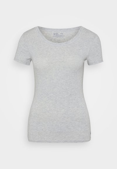 Pilkas trumpas rankovės marškinėlis, pagamintas iš minkštos, tekstūruotos medžiagos, su apvaliu iškirpimu ir prigludusia siluetu. Mažas logotipas ant apatinio krašto.