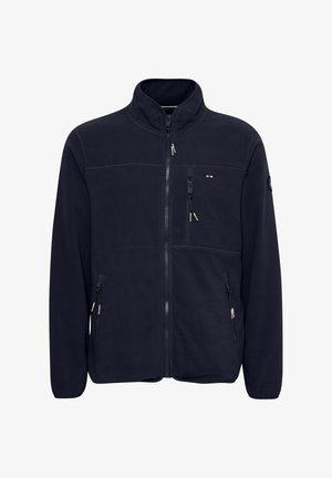 Giacca in pile navy con colletto alto, zip frontale, due tasche laterali e una tasca sul petto, con tirazip e logo a contrasto.