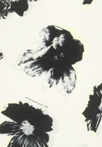 Impressions florales noir et blanc sur un fond blanc avec le texte "ÉTABLI DEPUIS 1968" entre les fleurs.