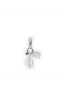 Portachiavi argento con un anello circolare, un nappo in argento tessurizzato e un accento di lettera glitterato. Materiali lisci con superfici riflettenti.