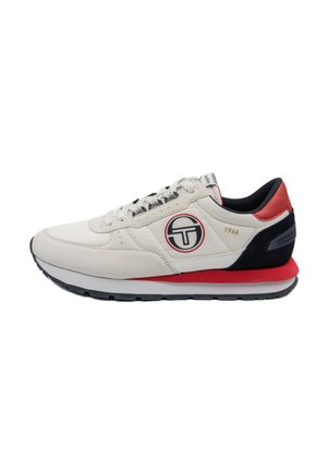 Sneaker mit einem Obermaterial aus hellem Cremeleder, grauen und roten Akzenten, einem runden Logo auf der Außenseite und einer gepolsterten, kontrastierenden Sohle.