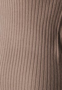 Tissu marron côtelé avec des lignes verticales, mettant en valeur une texture douce. Le matériau semble extensible et légèrement réfléchissant.