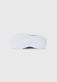 Sneaker blanche avec un dessus à motifs dans des nuances de violet, bleu et rose. Semelle en caoutchouc texturé avec un design de licorne en relief.