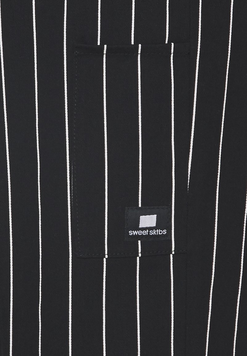 Sweet Sktbs Unisex Sweet 80s Chinos Kangashousut Black White Musta Zalando Fi